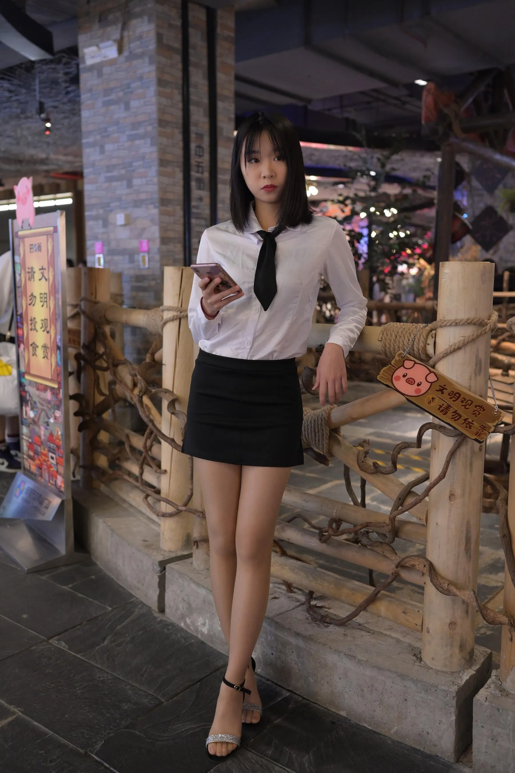 [魔镜街拍] NO.084 程生街拍-商城推销美女长腿肉丝制服 [456P]插图2